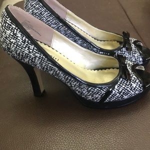 Preloved Madden Girl Blk Tweed peep toe pumps